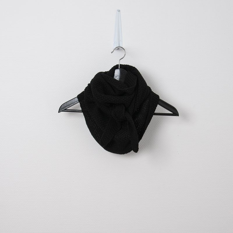 Pärlstickad triangelscarf - svart