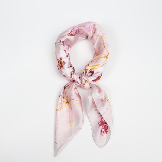 Huvudbild Blommig scarf 70x70 cm – romantisk och ...