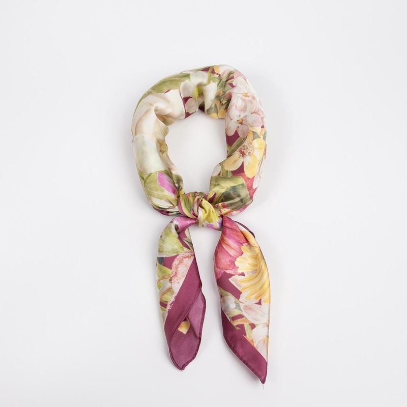 Blomstret silkemykt skjerf 70x70 cm – sommerlig blomsterskjerf