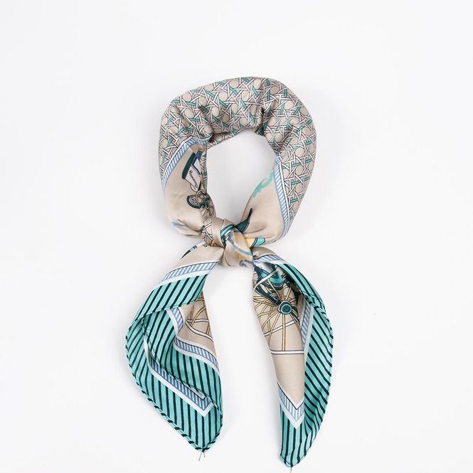 Huvudbild Liten scarf beige med häst- och vagnmotiv