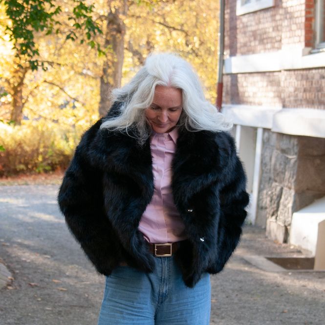 Huvudbild Fuskpälsjacka med stor krage svart