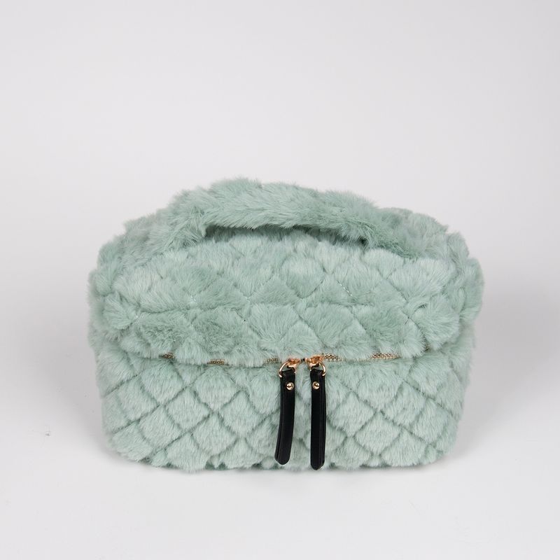 Stor makeup bag i fuskpels lys grønn