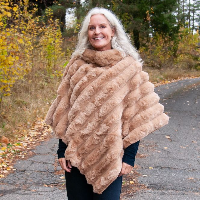 Huvudbild Vågig poncho i fuskpäls ljus cognac