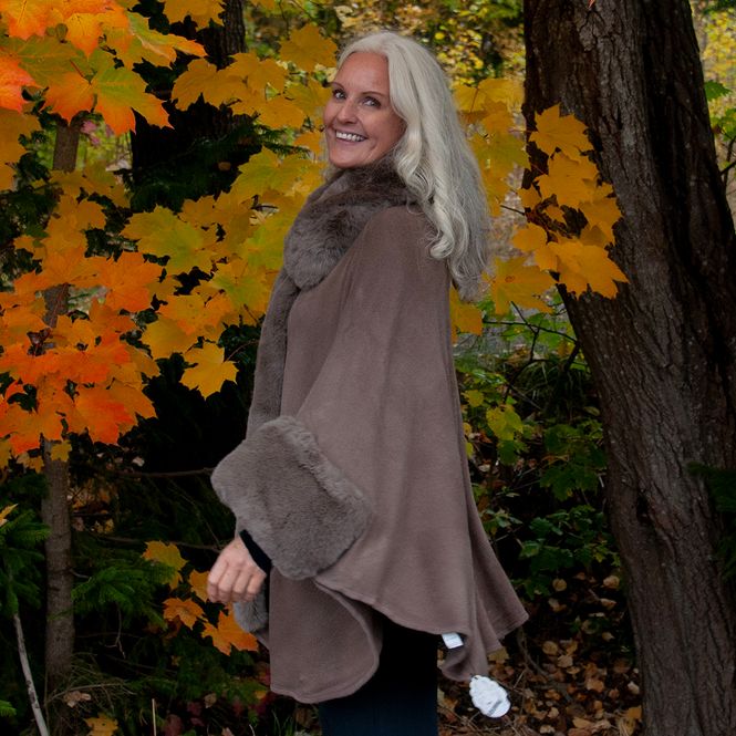 Huvudbild Öppen poncho med fuskpälsdetaljer taupe