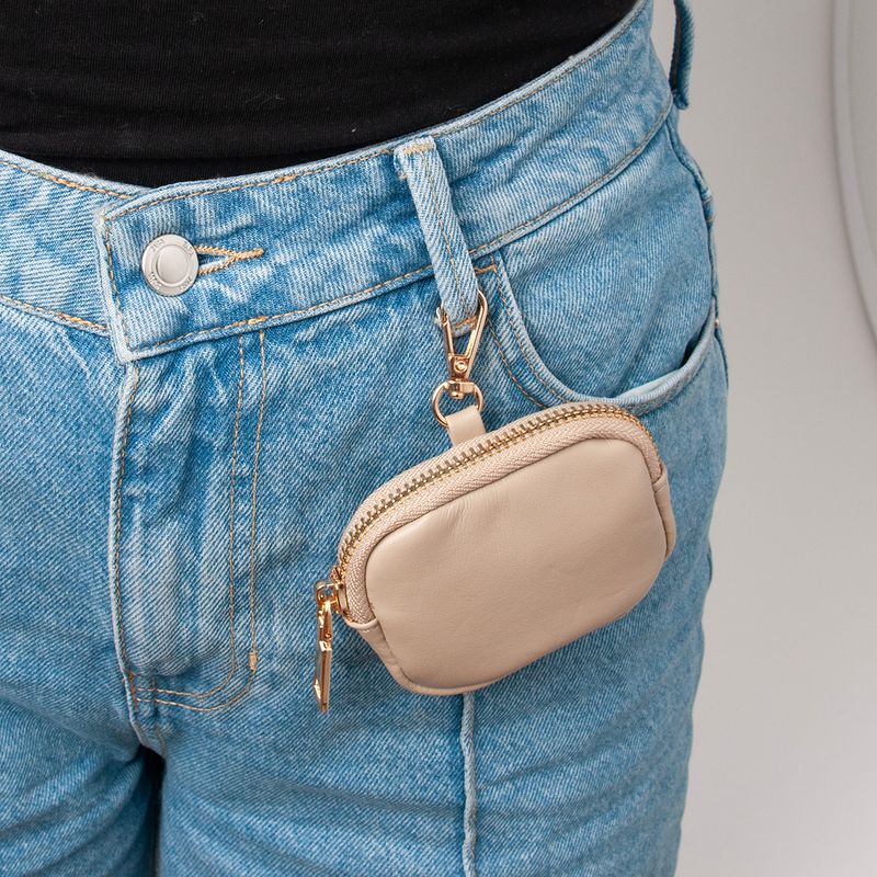 Mini-case med krok, beige – perfekt til AirPods, ørepropper eller kort