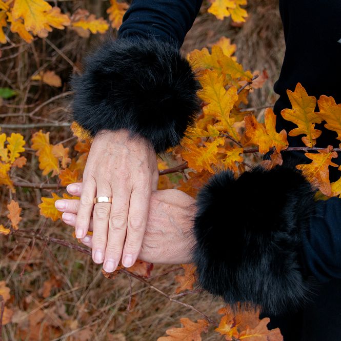 Huvudbild Manschetter i fuskpäls svart
