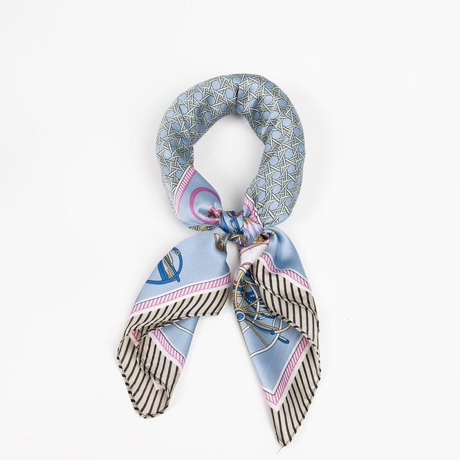 Huvudbild Liten scarf ljusblå med häst- och vagnmotiv