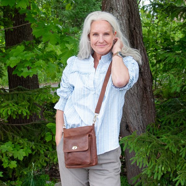 Bild på LUCA liten crossbody-väska i läder med ficka fram ...