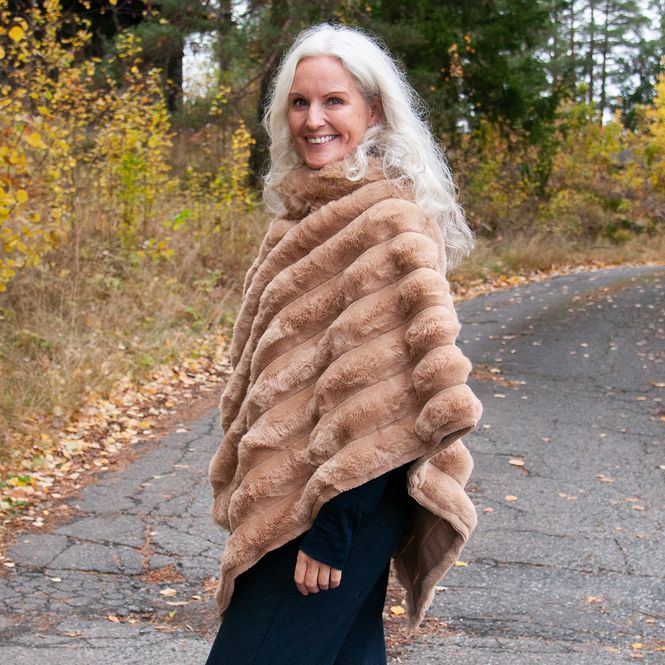 Huvudbild Vågig poncho i fuskpäls ljus cognac
