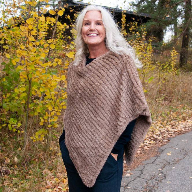 Huvudbild Stickad poncho i fuskpäls mörkbeige