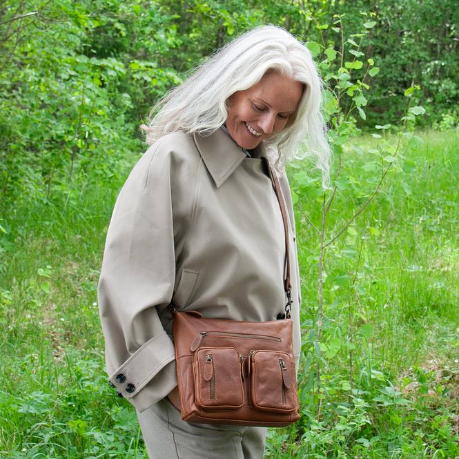 Huvudbild FLAVIA väska med framfickor i läder - brun
